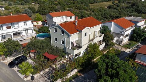 Location: Primorsko-goranska županija, Rab, Banjol. RAB ISLAND, BANJOL – Ausgezeichnetes Haus mit Garten und Meerblick Zum Verkauf steht ein Haus im ruhigen Dorf Banjol auf der Insel Rab, perfekt gelegen auf einem sanften Hügel mit wunderschönem Blic...