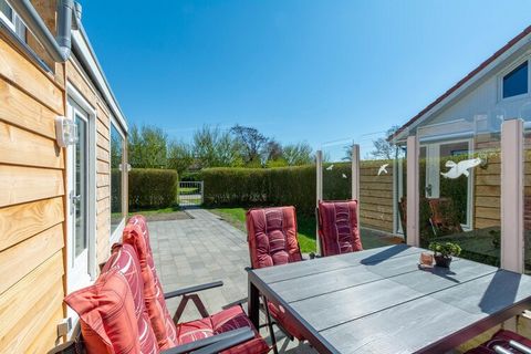 Precioso bungalow de vacaciones para 6 personas a poca distancia de la amplia playa de arena de Julianadorp aan Zee. Si está buscando una bonita casa de vacaciones independiente junto al mar, Keizerskroon 58 es una excelente opción. La casa de vacaci...