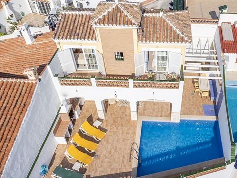 Con bonitas vistas y situación perfecta, justo detrás de playa Burriana, la más popular de Nerja. Estupenda oportunidad para conseguir una casa maravillosa para las vaciones o buena para su alquiler. 3 dormitorios, 2 baños, incluyendo un apartamento ...