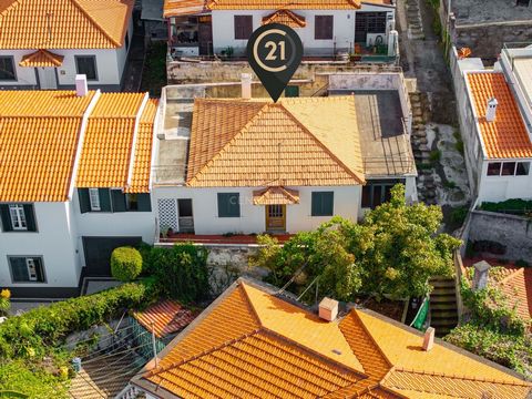 Located in the picturesque area of Rochina, Santa Maria Maior, this property offers an unmissable opportunity for those looking for a home close to the Funchal dowtown. With easy access to shops and services, the property is just 10 minutes from the ...