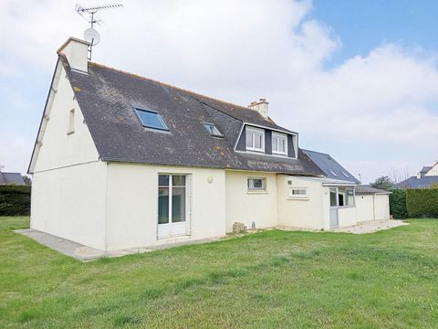 Côtes d'Armor. 5 minutes de l'Hôpital Yves Le FOLL, , à Yffiniac Maison de 124 m2 (124m2 habitables) sur un terrain clos de 796m2 . 7 pièces, 5 chambres. Un rez-de-chaussée, distribué d'une entrée, d'une cuisine aménagée Et équipée, d'une salle de sé...