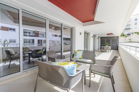 Este fabuloso apartamento de 3 quartos, de alta qualidade, está situado num belo condomínio, a uma curta distância a pé de todas as comodidades em Lagos. Todos os quartos deste apartamento fluem facilmente para um terraço maravilhosamente grande vira...