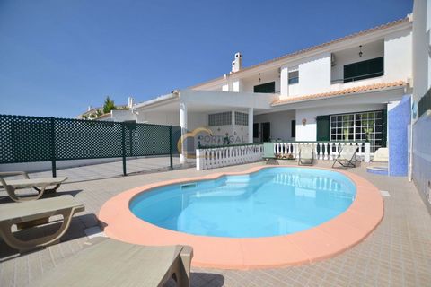 Villa mit zwei Schlafzimmern in Albufeira, in der Nähe des Gesundheitszentrums, des Supermarkts, der Geschäfte, der Bäckerei, 1900 Meter von der Innenstadt von Albufeira und dem Fischerstrand entfernt... Bestehend aus 2 Etagen, im Erdgeschoss, Wohnzi...