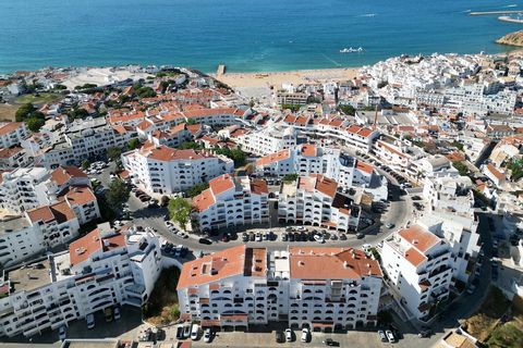 Dieses charmante Apartment mit 1 Schlafzimmer befindet sich in einer privilegierten Gegend der Stadt und bietet einen anspruchsvollen und komfortablen Lebensstil, nur wenige Minuten vom Fischerstrand in Albufeira entfernt Wenn Sie dieses helle Anwese...