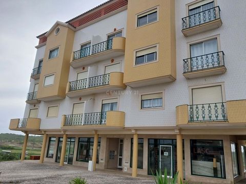 Apartamento na Praia da Vieira Cozinha equipada com muita arrumação, Com Fogao, Forno, Exaustor e Esquentador Dois quartos, um com roupeiro novo. Uma Casa de banho com Banheira Sala Open space com varanda e com lareira O apartamento conta com janelas...