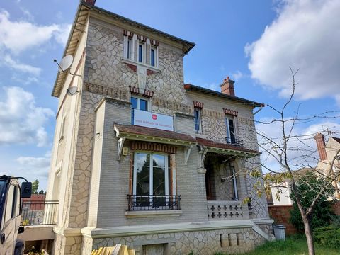 Très belle maison bourgeoise sur 2 étages et sous-sol total. Elle est composée d'une grande entrée donnant sur un spacieux séjour, 6 chambres, une cuisine, 2 salles de bains et une salle d'eau. Au sous-sol, une salle de jeux, une cave et une laverie....