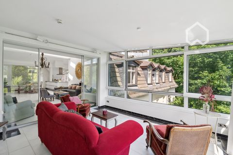 Die elegante Wohnung befindet sich in der obersten Etage einer im Jahr 1906 erbauten repräsentativen Villa in der Berliner Vorstadt. In 2. Reihe zum Jungfernsee bieten sich schöne Seeblicke sowohl aus der Wohnung als auch von der Dachterrasse. Sehr g...