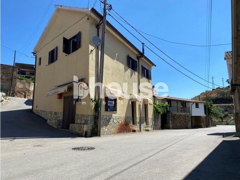 Vende-se espaço comercial com uma área de 105m2 no rés do chão e com uma moradia no 1º andar, com uma área de 105m2 , mesmo no centro da bonita aldeia de Canaveses, no concelho de Valpaços. Para quem aprecia uma boa qualidade de vida, estando próximo...