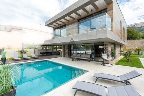 ID CODE: 295 Ivan Grbavac Agent s licencom Mob: ... Tel: ... E-mail: ... ... />Features: - Swimming Pool - Garden - Barbecue - Terrace