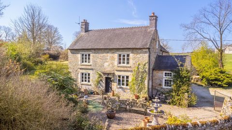 The Cavalier is a historic property dating back to the first half of the 17th century, offering a blend of traditional charm and modern comfort. Formerly known as the Cavalier Inn, it ceased trading as a public house in 2006 after serving as a pub fo...
