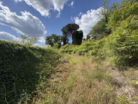Terrain à bâtir unique d'environ 2000 m² au cur de Souillac (Lot)