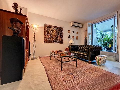 AVIGNON HISTORIC CENTER Superb 5-room townhouse of 200 m2 completely renovated. Tailor-made layout and decoration, high quality materials. Air conditioning in all rooms. On the ground floor: Large garage that can accommodate 4 cars Storage room, laun...
