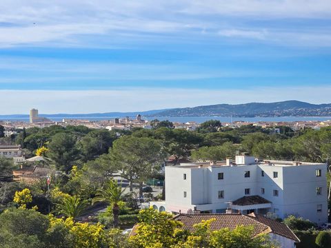 GRAND 3 PIECES VUE DEGAGEE JUSQU'A LA MER A SAINT RAPHAEL BAS DE VALESCURE