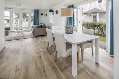 Deze statige, vrijstaande en gerestylede villa is gelegen op Vakantiepark Cape Helius, op 2 km van het centrum van het vestingstadje Hellevoetsluis en op slechts circa 6 km van het Noordzeestrand. Er is een ruime woonkamer en een volledig ingerichte ...