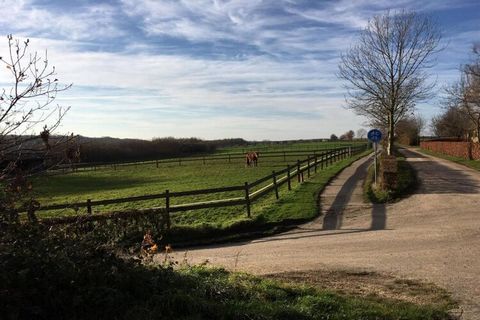 Moderne lodge met een vleugje heuvellandschap Ontsnap naar de natuur en het comfort in deze stijlvolle, gelijkvloerse lodge op Resort Gulpen, gelegen tegen een serene heuvel in Zuid-Limburg. Deze halfvrijstaande lodge maakt deel uit van een autovrij ...