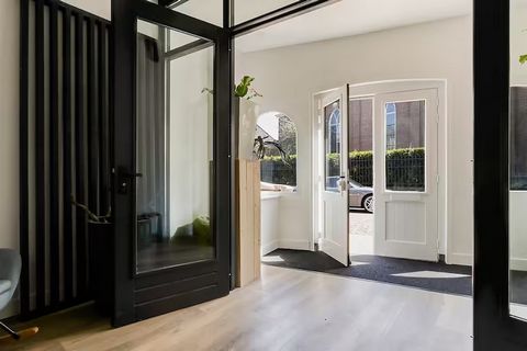 Discover this beautifully furnished and cozy house, ideally situated in the heart of Sneek's inviting center. Perfect for up to 3 people, this fully equipped home offers a comfortable and memorable stay. The bright living room includes a TV and a rel...