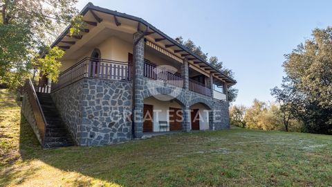 You can access Casa Elce by a short stretch of dirt road on the sides of which is part of the property's land. The house is made up of three levels. The ground floor is occupied by a series of large rooms for storage and technical room use. Here we a...