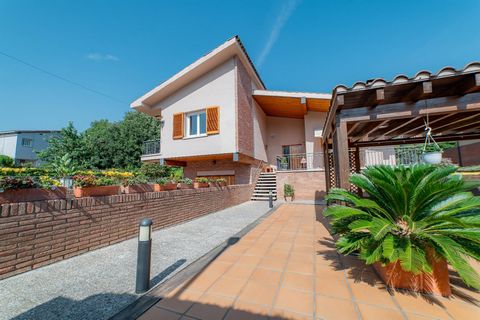 Casa independiente a los cuatro vientos en Arenys de Munt, ubicada en una gran parcela de 1.239 m² que ofrece espacio, intimidad y muchas posibilidades. Si estás buscando una vivienda cómoda, amplia y lista para entrar a vivir, esta casa lo tiene tod...