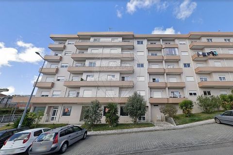 Apartamento T3 com uma área total de 138 metros quadrados, localizado em Oliveira de Azeméis, junto ao parque La Sallette. Localizado em zona residencial calma, o imóvel fica próximo de pontos de comércio, serviços, espaços verdes, escolas e transpor...