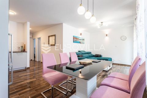 Trogir - a modern two-bedroom apartment in a great location, just a few minutes' walk from the city center.The apartment of 68 m2 is located on the ground floor of a new building. It consists of a hallway, kitchen, dining room and living room with ac...