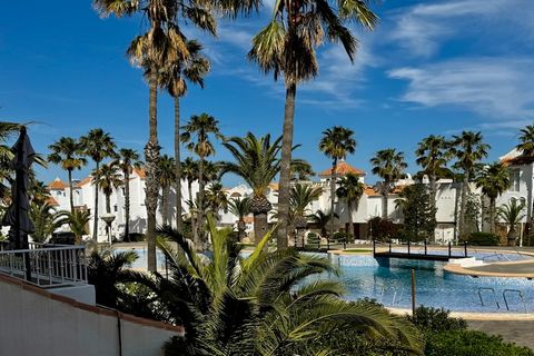 Disfrute de una relajante escapada costera en este elegante apartamento ubicado en el corazón del Poblado Golf Center, a pocos pasos de la hermosa Playa Serena. Rodeado de jardines paisajísticos, este encantador refugio ofrece acceso a una piscina co...