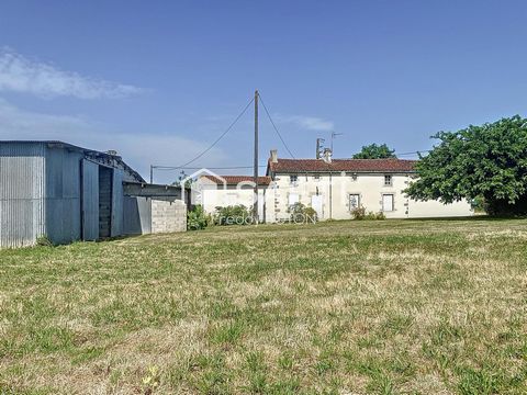 À vendre – Longère avec dépendances sur 23 612 m² de terrain – Entre Moncoutant et Largeasse!