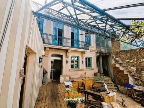 Ancien restaurant à rénover avec grand patio Lumineux