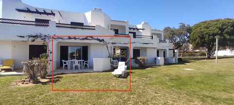 ARRENDAMENTO DE INVERNO - OUTUBRO25 A 24 MAIO26 - Mensalidade  + despesas (água, luz, gás e internet) Este apartamento com dois quartos e duas casas de banho, sala, uma kitchenette e duas varandas está situado numa Urbanização Turística, Balaia Golf ...