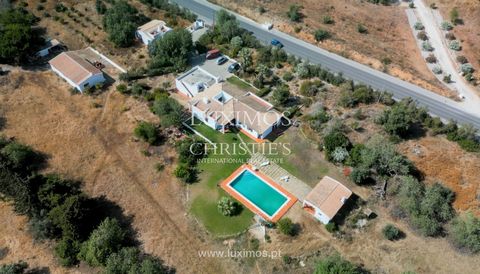 Quinta com grande potencial para requalificação situada em uma zona rural tranquila nos arredores de Albufeira – Guia , Algarve . Esta ampla propriedade insere-se num extenso terreno e é composta por várias construções térreas independentes, oferecen...