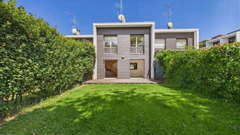 Maison moderne avec jardin et parking.
