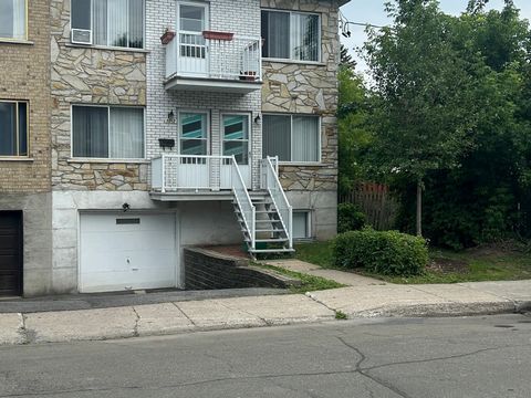Superbe duplex situé au coeur de Rosemont, l'un des quartiers les plus recherchés de Montréal. Cette propriété bien entretenue comprend deux logements: *Un spacieux 6 ½ au rez-de-chaussée (non occupé), offrant un accès exclusif au sous-sol ainsi qu'a...