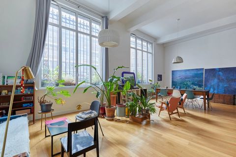 Parijs 18e, zeer goed ingerichte loft met grote hoge plafonds... In een prachtig gebouw uit de jaren 1930, loft met kunstenaarsatelier in perfecte staat, met prachtige volumes met een vloeroppervlak van meer dan 4,40 m.Lichte en luchtige accommodatie...