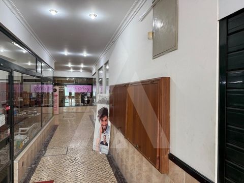 We present an excellent investment opportunity in a large and versatile store, located in the centre of the city of Ílhavo, with a license for commerce and services. This property is located in a well-established commercial gallery, just a few meters...