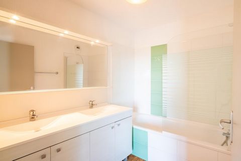 This comfortable 3-room holiday home of 50 m² accommodates up to 6 guests and is ideal for families or groups. It features one bedroom with a double bed (160x190), a second bedroom with two single beds (80x190), and a bright living room with a double...