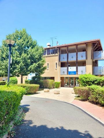 In een 3-sterren toeristische residentie Lagrange, 'Le Clos des Vignes', in de onmiddellijke nabijheid van het meer van Pombonne, ontdekt u deze charmante duplex villa, T2 bis gemeubileerd, op het zuiden. Onder een commerciële huurovereenkomst met de...