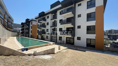Nieuwe Appartementen in een Complex met Zwembad in Kuşadası Deze stijlvolle appartementen zijn gelegen in een rustige omgeving in Kuşadası, Aydın. Kuşadası is een populaire havenstad in de buurt van historische bezienswaardigheden. Het gebied herberg...