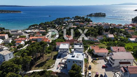 Location: Primorsko-goranska županija, Rab, Banjol. ISLAND OF RAB, BANJOL - Exclusive ground floor apartment with swimming pool We present you a luxurious ground floor apartment of a modern urban villa, located in a quiet and elevated position that p...