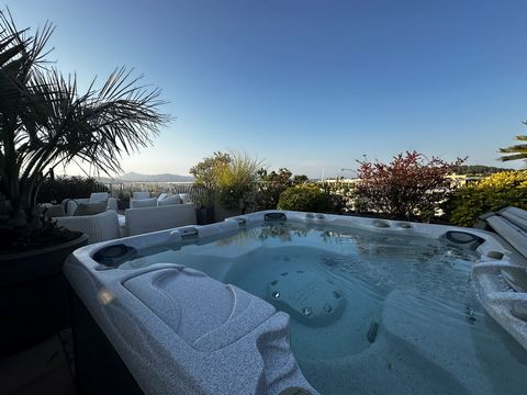 Somptueux Toit-Terrasse au Cur de Saint-Tropez : L'Élégance Redéfinie