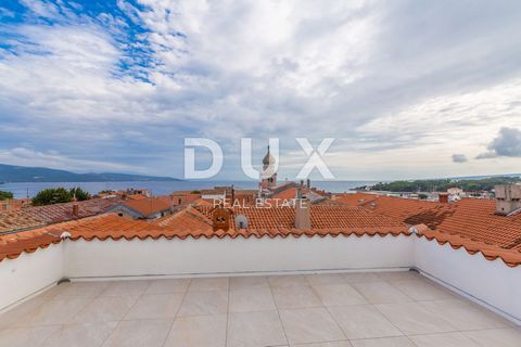 Location: Primorsko-goranska županija, Krk, Krk. CITY OF KRK - Luxury house with a garden and a view of the sea In the very center and old core of the town of Krk is this renovated and completely decorated stone house with an area of 240 m2. It consi...