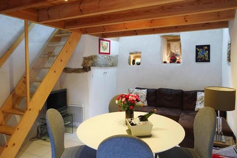 Charming gîte in a typical Breton hamlet near the popular seaside resort of Saint-Gildas-de-Rhuys. Behind its traditional low-windowed façade lies a modern, tasteful interior—ideal for a couple or two seeking peace and comfort. The private courtyard ...