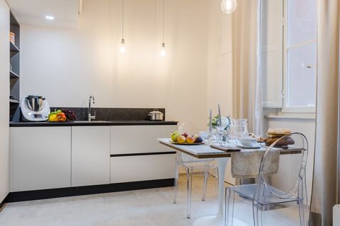 Découvrez cet appartement au rez-de-chaussée magnifiquement rénové niché dans les murs historiques de Lucques, où le confort moderne rencontre le charme intemporel. Situé dans un endroit paisible et central, cet élégant havre de paix vous offre une e...
