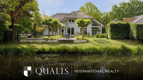 Instapklaar wonen op toplocatie in Oisterwijk Aan een van de mooiste lanen van Oisterwijk, met zicht op het Eikenven en grenzend aan de Achterste Stroom, ligt deze uitstekend gerenoveerde villa met rieten kap. De  na 2020 op veel fronten geüpdatet en...