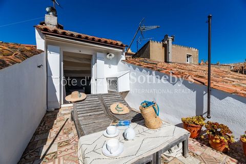 Ramatuelle dorpshuis met terras en panoramisch uitzicht op zee Dit dorpshuis ligt in het hart van het dorp Ramatuelle en biedt een uitzonderlijk uitzicht op zee vanaf een dakterras van meer dan 11 m². De leefruimte bestaat uit een entree die leidt na...