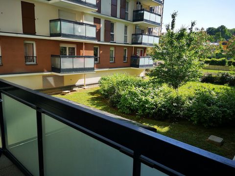 Bel appartement de type F2 de 42m2 au sein d'une résidence aux normes BBC de 2015, proche de toutes commodités offrant: Entrée, séjour avec balcon vu