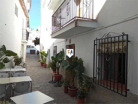 Mooi herenhuis met 3 slaapkamers, verdeeld over twee verdiepingen met een zonneterras op het dak, gelegen in de stad Canillas de Aceituno, in de provincie Malaga in Andalusië, Spanje, omgeven door bars en restaurants, op loopafstand van het stadhuis,...