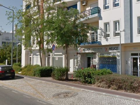 Shop at the entrance of Vila Real de Santo António with garage. Composed of 3 different articles (store plus two garage). The store is connected to the storage garages. Main store with 38m2, garage with 39.50m2 and another garage with 15m2. In a prom...