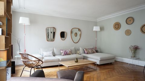 Apartment composed of 2 bedrooms with a surface area of 110 m², located on the 3rd floor with elevator, of a luxury building in the 8th arrondissement of Paris. The apartment is fully equipped (internet connection, heating, television, cable) Vitroce...