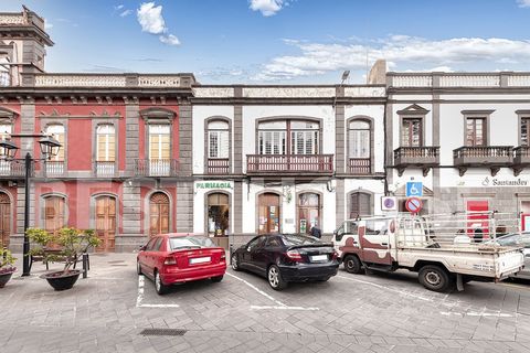 House from the beginning of the 20th century, located in Francisco Gourié Street in the old town of Arucas in front of the Parque de las Flores. The 558 m2 of the house is distributed as follows, 332 m2 between the large Hall on the ground floor of t...