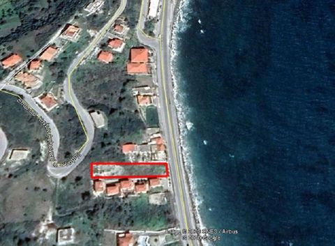 Platana, eiland Evia. Te koop een stuk grond op de eerste lijn van de zee, met een oppervlakte van 1000 vierkante .m in het dorp. Bouwvergunning 400 m².m. woonhuis of 600 sq.m. voor een hotel met een kelder. . Onder de weg zijn er 5 septic tanks voor...