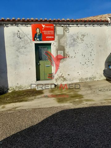 Village House situated in the beautiful village of Pias about 10 km from Serpa. Located in rua do Castelo, in one of the (rarely) high points of Pias, this little house needs total rehabilitation, but does not yet have an extraordinary potential. Wit...